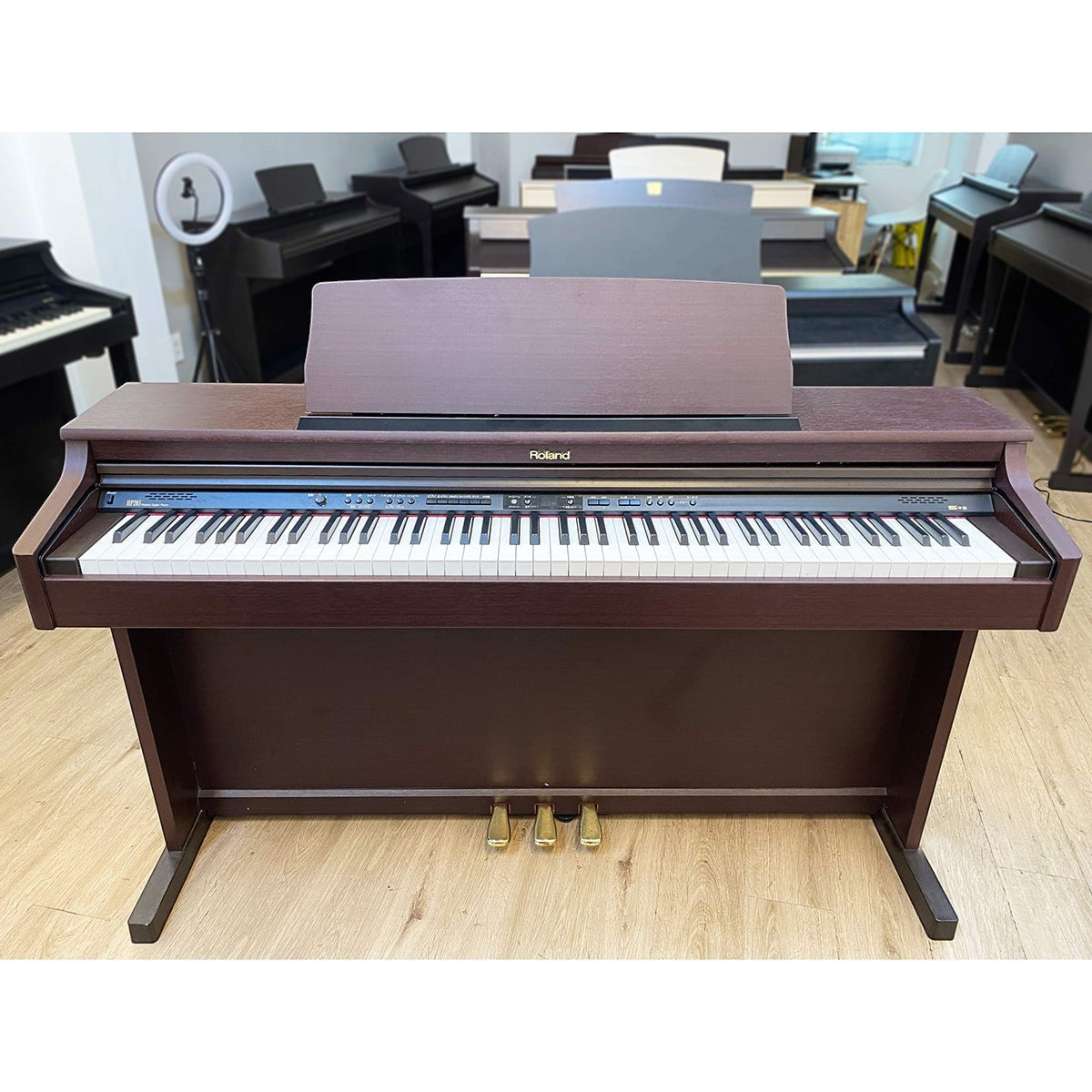 Đàn piano điện Roland HP-203 màu gỗ nâu sang trọng tại cửa hàng TÂN NHẠC CỤ