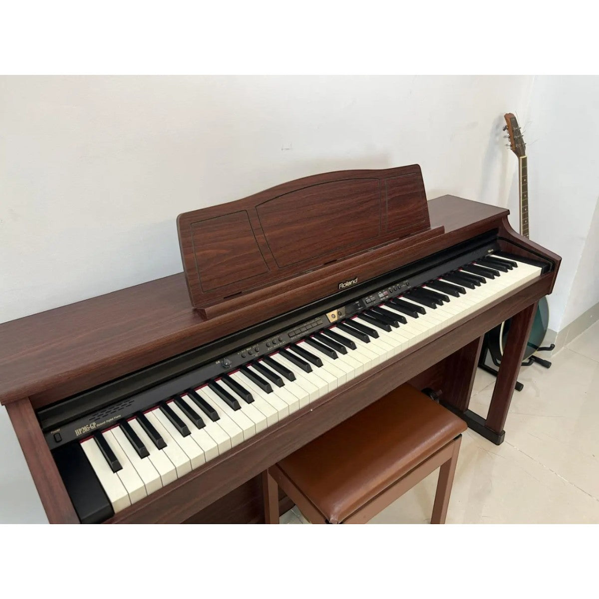 Đàn piano điện TÂN NHẠC CỤ Roland HP205GP màu nâu gỗ sang trọng với bàn phím búa PHA II và giá để nhạc