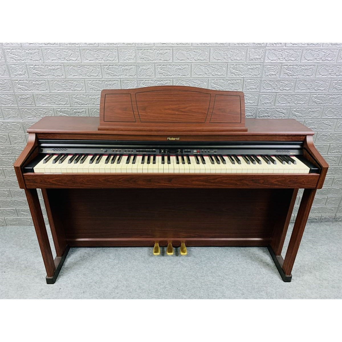 Đàn piano điện TÂN NHẠC CỤ Roland HP205GP màu gỗ nâu sang trọng với bàn phím búa PHA II và thiết kế dáng tủ cổ điển