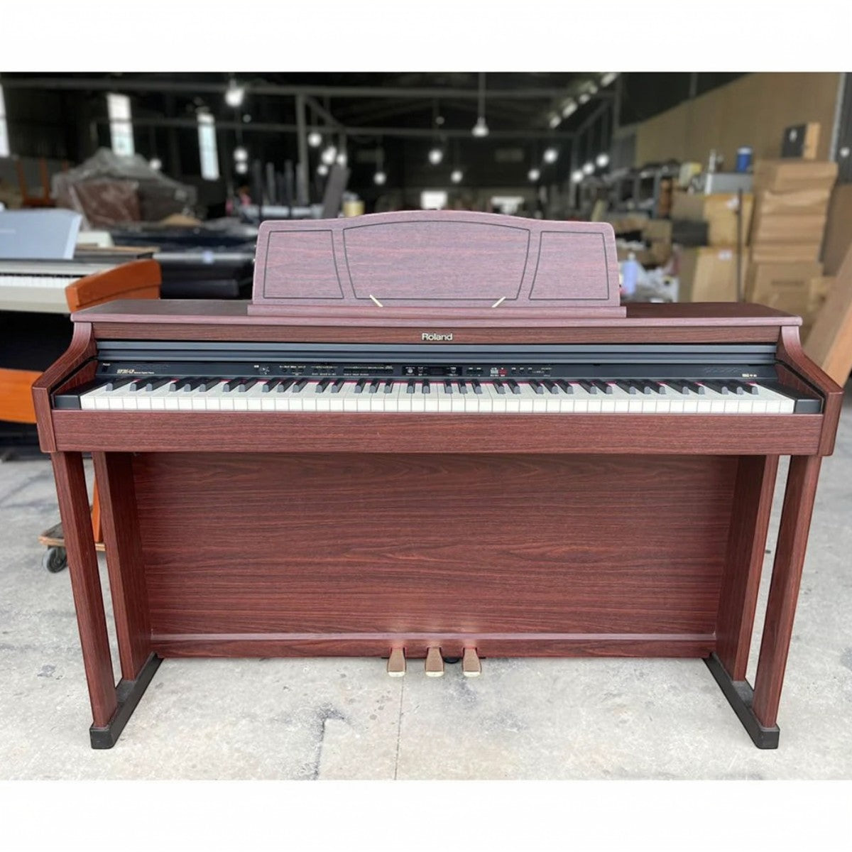 Đàn piano điện TÂN NHẠC CỤ Roland HP205GP màu nâu gỗ sang trọng với bàn phím búa PHA II và thiết kế dáng tủ cổ điển