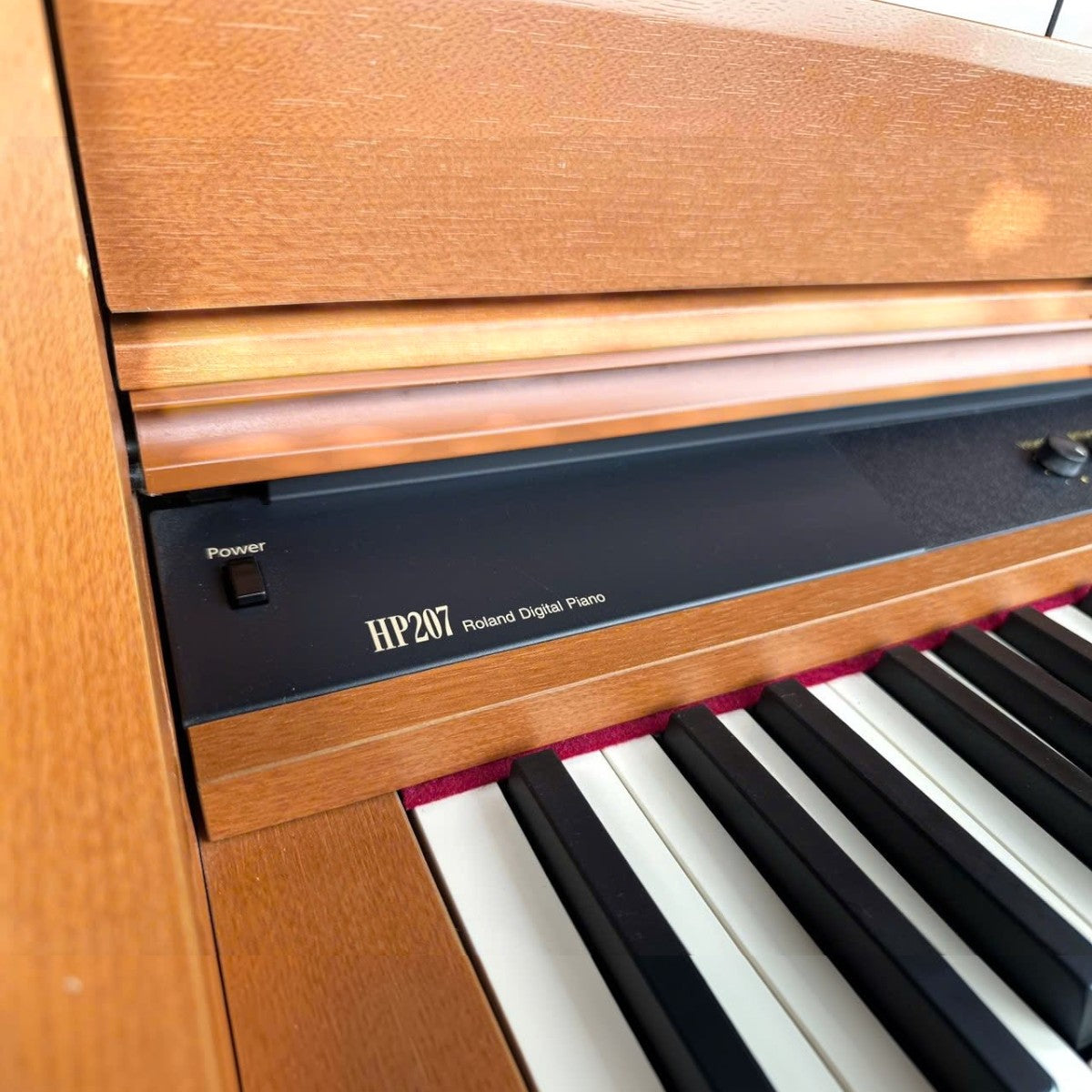 Cận cảnh bảng điều khiển và phím đàn piano điện Roland HP207 vân gỗ sang trọng tại TÂN NHẠC CỤ