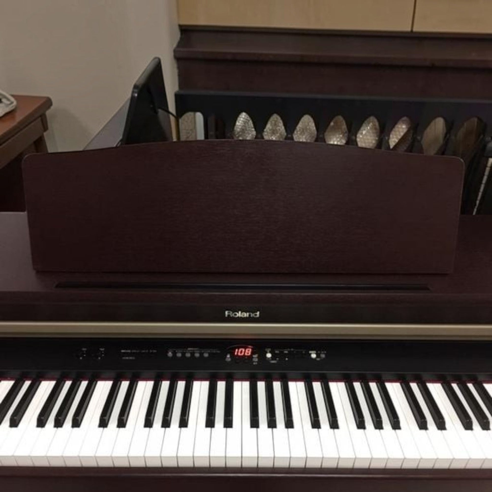 Đàn piano điện dáng tủ Roland HP3 màu gỗ nâu sang trọng tại Tân Nhạc Cụ với bàn phím búa Progressive Hammer-Action