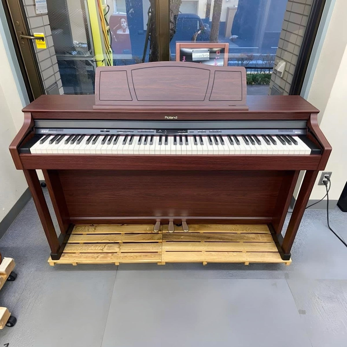 Đàn piano điện Roland HP305GP màu gỗ nâu sang trọng tại Tân Nhạc Cụ, thiết kế dáng tủ cổ điển với 3 pedal.