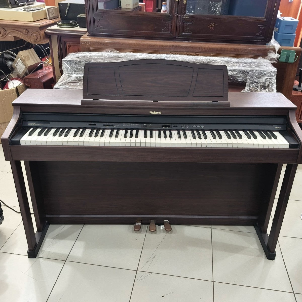 Đàn piano điện Roland HP305GP màu nâu gỗ sang trọng tại Tân Nhạc Cụ với bàn phím búa PHA II và thiết kế dáng tủ đứng