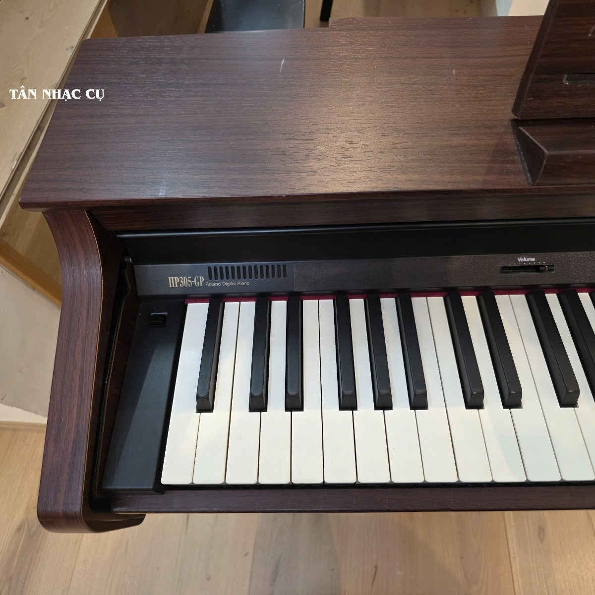 Đàn piano điện Roland HP305GP tại Tân Nhạc Cụ với bàn phím búa PHA II Ivory Feel và thiết kế gỗ sang trọng