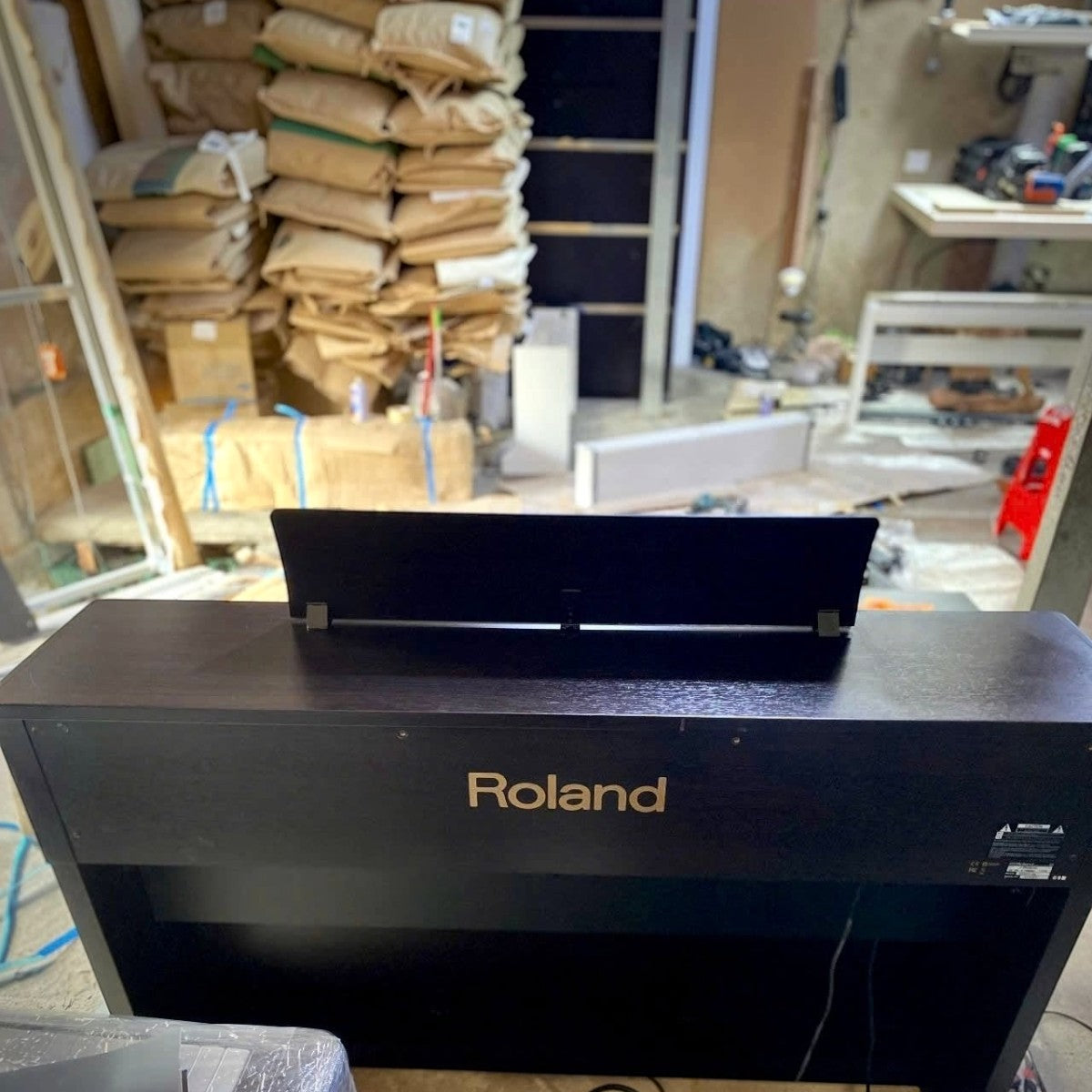 Đàn piano điện Roland HP307 màu đen bóng sang trọng tại Tân Nhạc Cụ, nhìn từ phía sau với thiết kế dáng tủ chắc chắn.