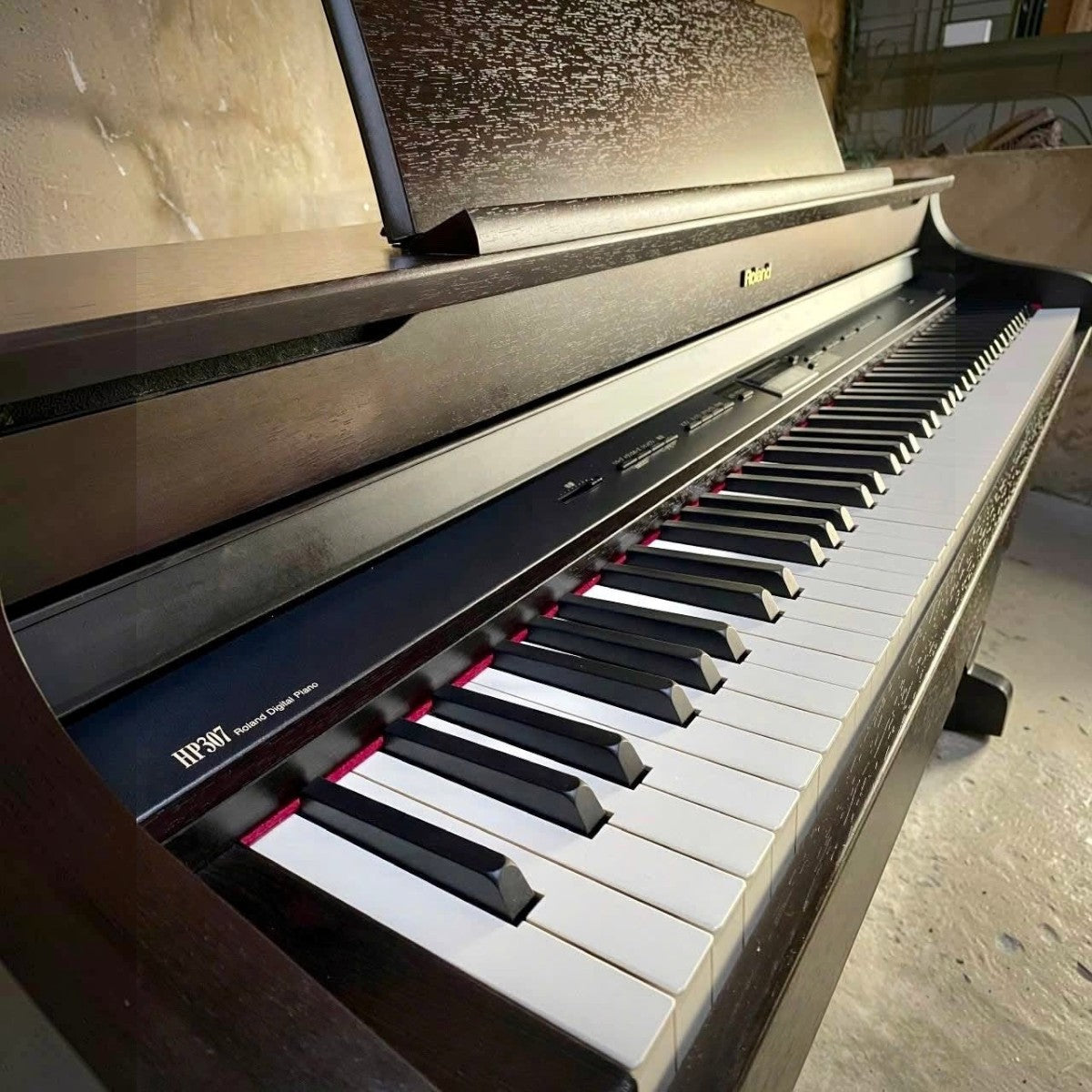 Đàn piano điện TÂN NHẠC CỤ Roland HP307 màu đen bóng, bàn phím PHA III Ivory Feel với thiết kế sang trọng