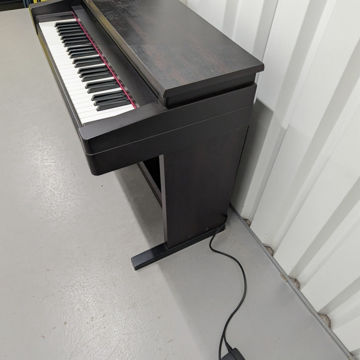 Đàn piano điện TÂN NHẠC CỤ Roland HP330 màu gỗ hồng sắc với thiết kế tủ đứng cổ điển và bàn phím búa weighted.