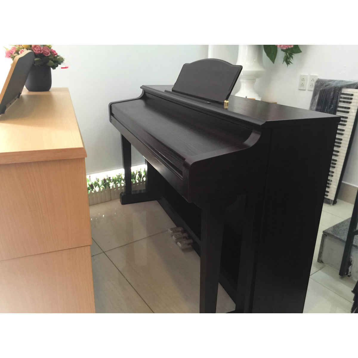 Đàn piano điện Roland HP3800 tại TÂN NHẠC CỤ với thiết kế dáng tủ gỗ mun màu nâu đậm sang trọng