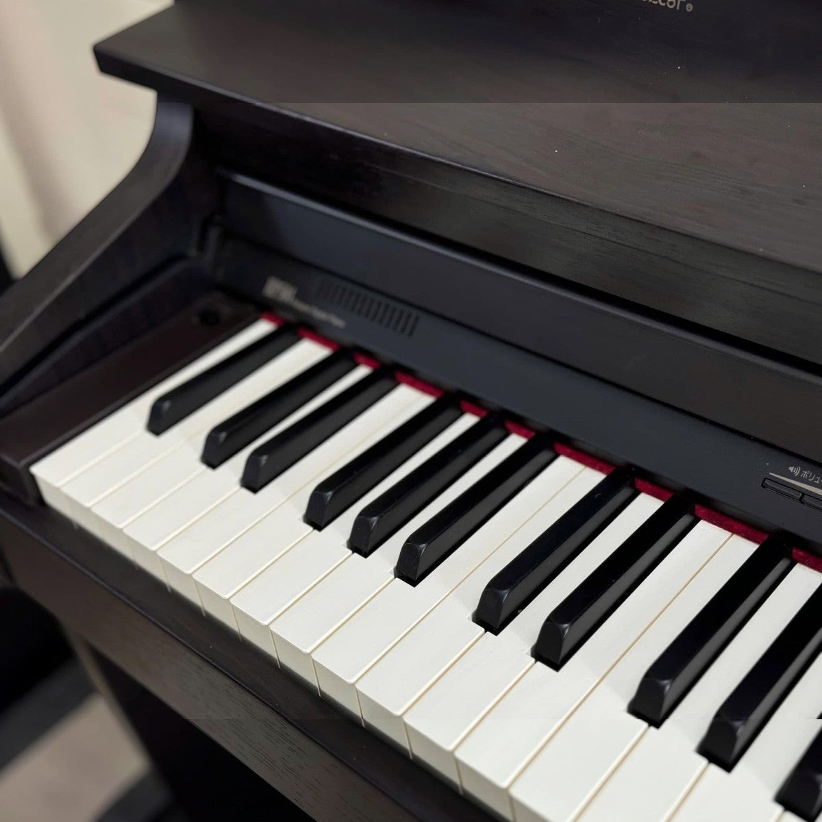 Bàn phím búa PHA-4 của đàn piano điện TÂN NHẠC CỤ Roland HP504 với thiết kế phím mô phỏng ngà sang trọng