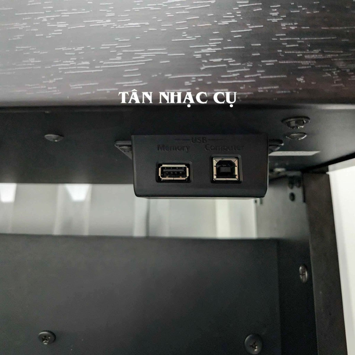 Cổng kết nối USB Memory và Computer trên đàn piano điện Roland HP504 tại TÂN NHẠC CỤ