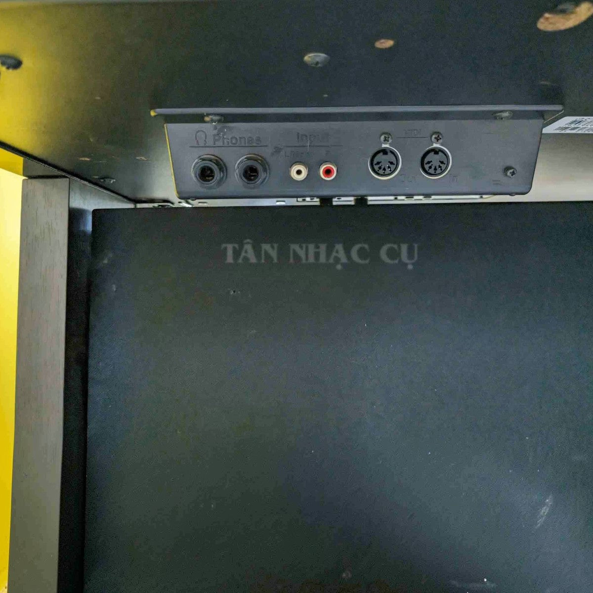 Cổng kết nối tai nghe, MIDI và Input trên đàn piano điện Roland HP507 tại TÂN NHẠC CỤ