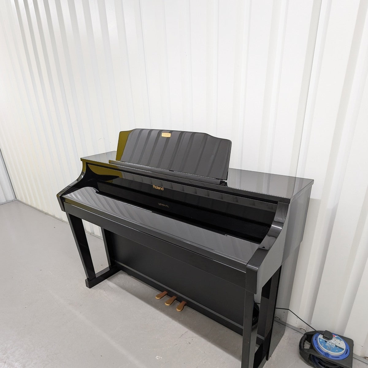 Đàn piano điện TÂN NHẠC CỤ Roland HP508GP màu đen bóng gương sang trọng với thiết kế dáng tủ cao cấp