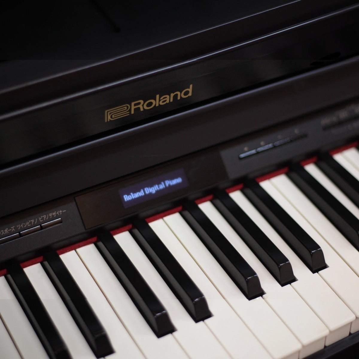 Bàn phím gỗ PHA-50 cao cấp trên đàn piano điện Roland HP601 tại TÂN NHẠC CỤ với màn hình hiển thị sắc nét