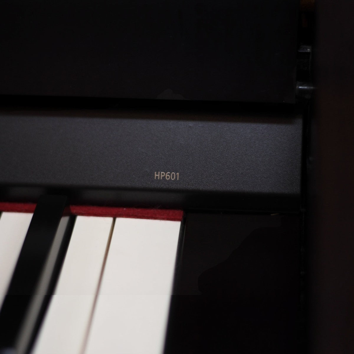Cận cảnh bàn phím và logo model HP601 trên đàn piano điện Roland tại TÂN NHẠC CỤ