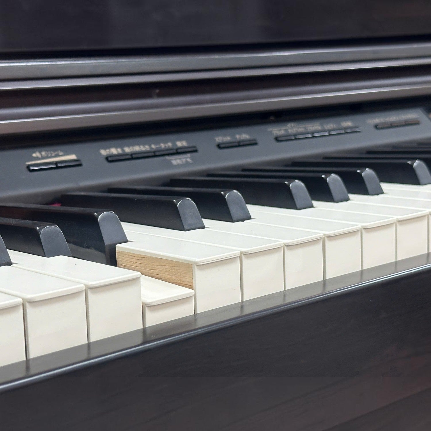 Bàn phím PHA-50 lai gỗ và nhựa trên đàn piano điện Roland HP603 tại Tân Nhạc Cụ