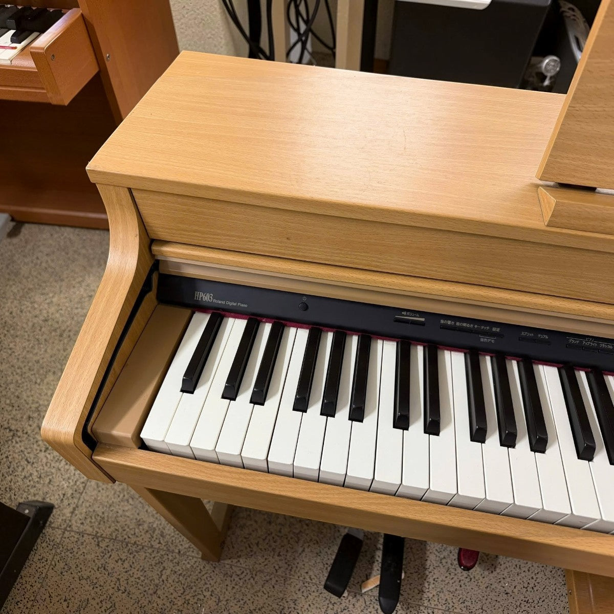Đàn piano điện Roland HP603 màu gỗ sáng tại Tân Nhạc Cụ với bàn phím PHA-50 lai gỗ nhựa cao cấp