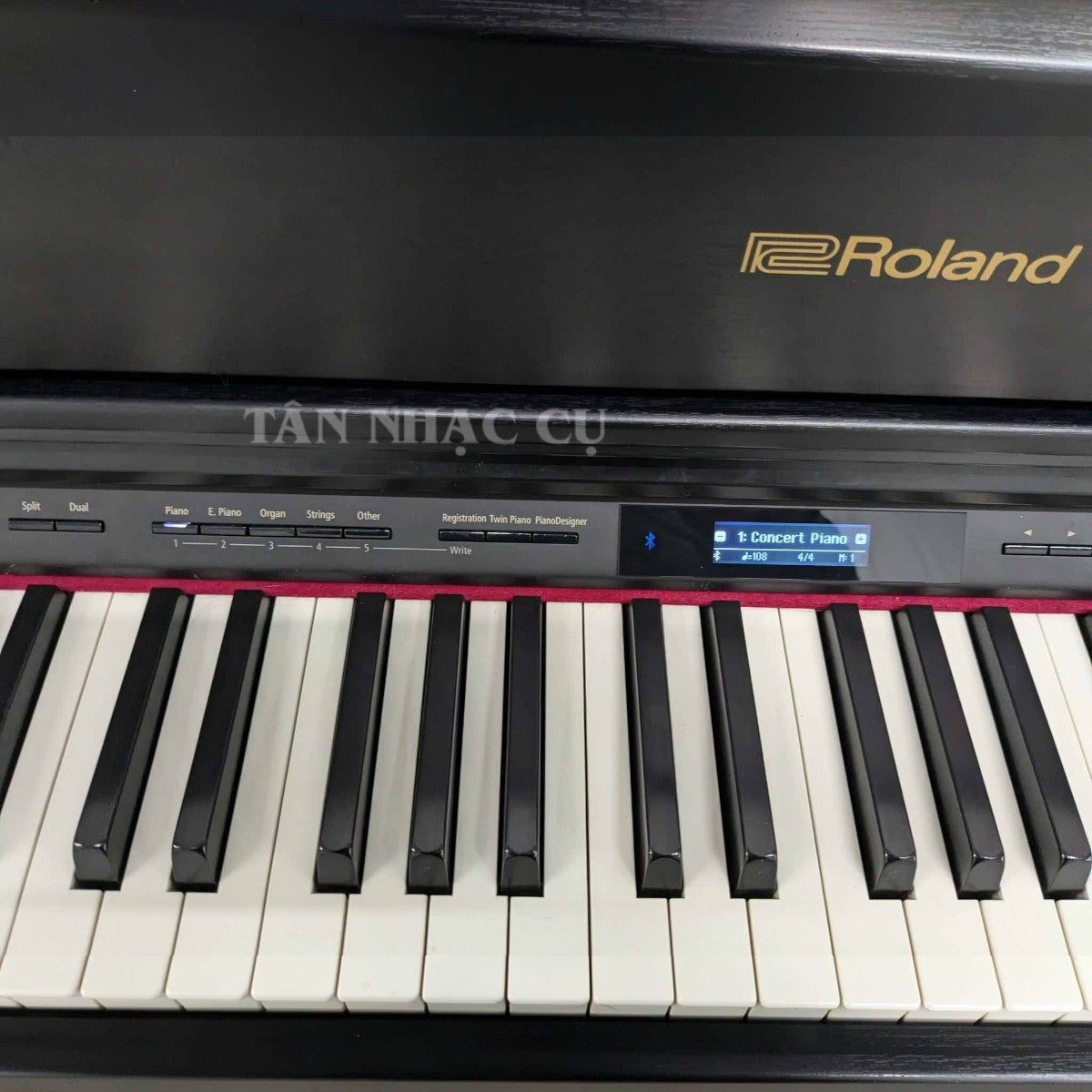 Bàn phím gỗ lai PHA-50 và bảng điều khiển của đàn piano điện Roland HP605 tại Tân Nhạc Cụ