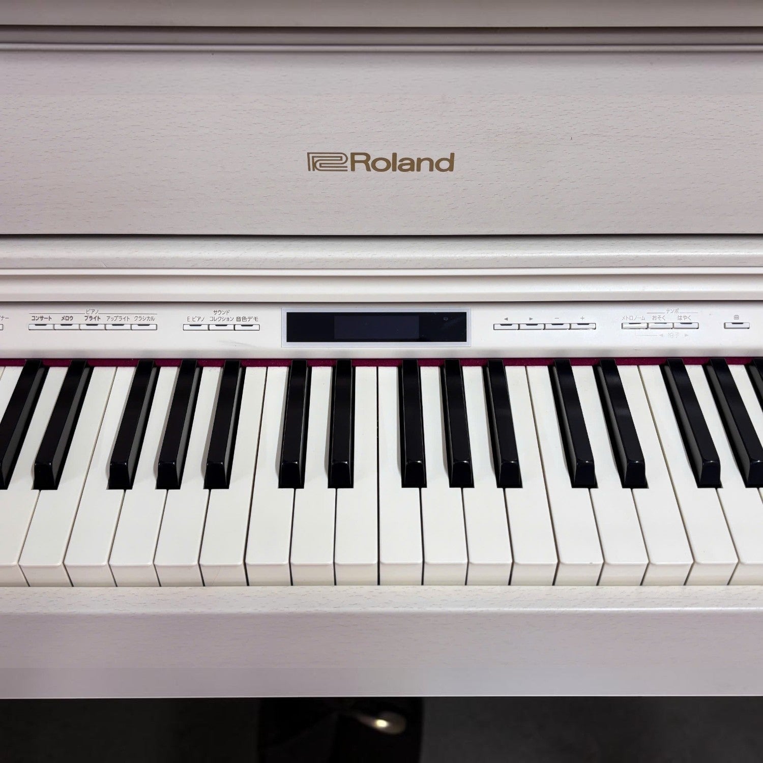 Đàn piano điện TÂN NHẠC CỤ Roland HP605 màu trắng với bàn phím PHA-50 và logo Roland trên nắp đàn