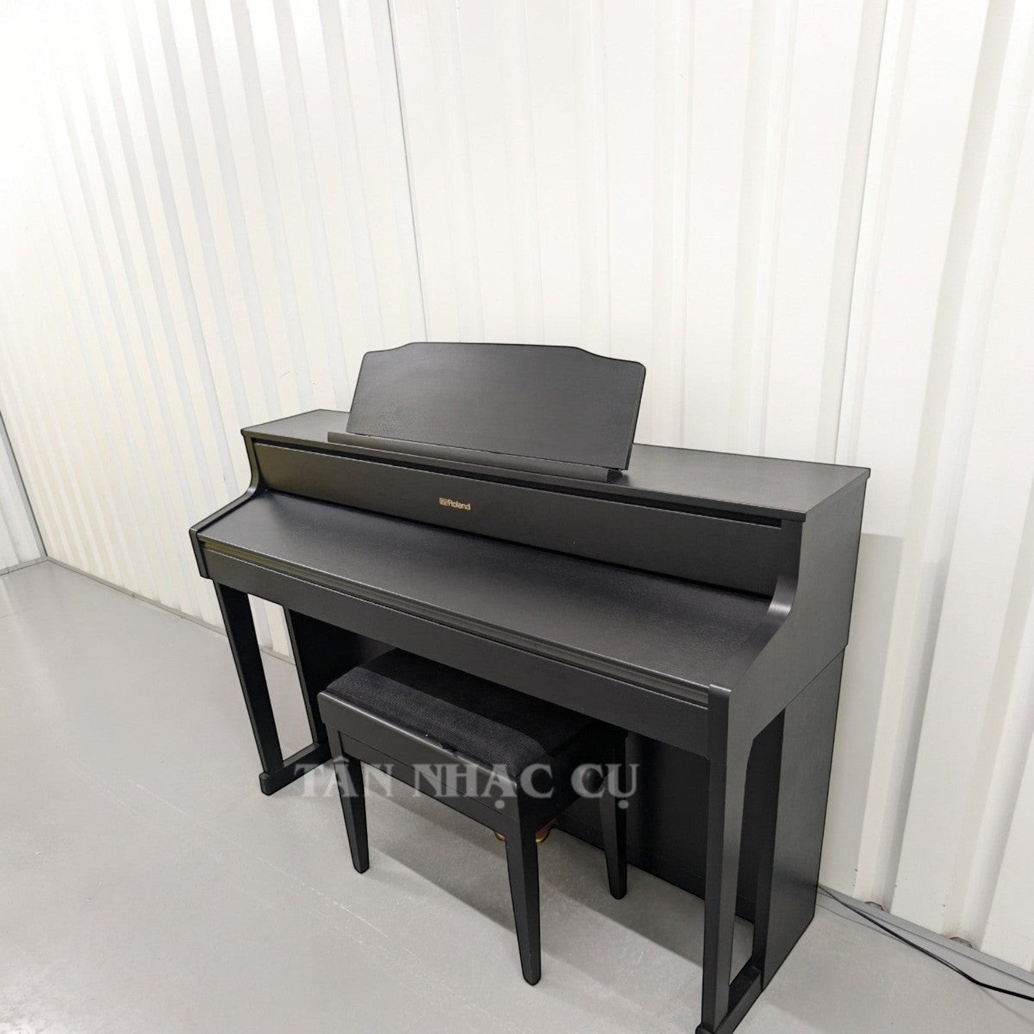 Đàn piano điện Roland HP605 màu đen tại TÂN NHẠC CỤ, thiết kế sang trọng với bàn phím gỗ lai PHA-50 và ghế đàn.