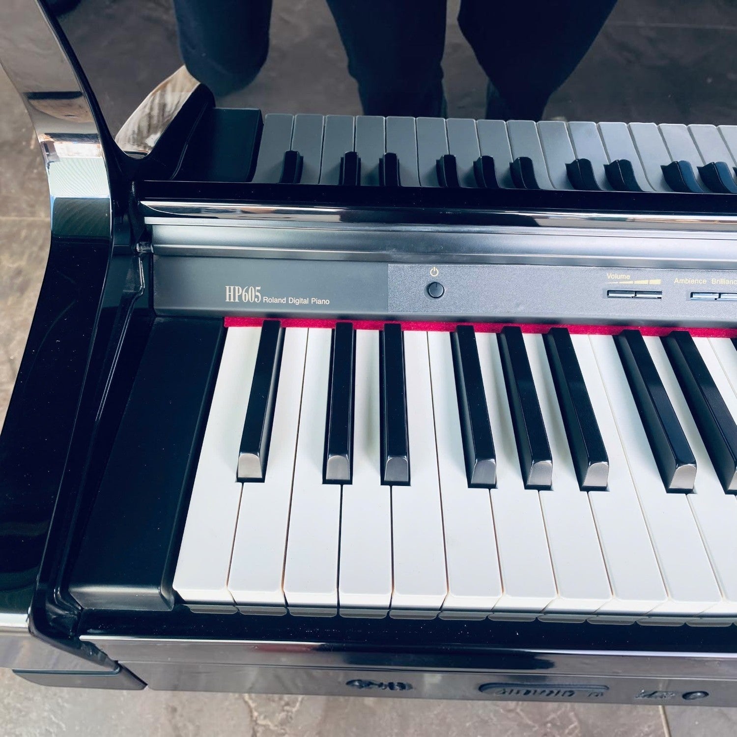 Đàn piano điện TÂN NHẠC CỤ Roland HP605 màu đen bóng với bàn phím gỗ lai PHA-50 cao cấp và thiết kế sang trọng