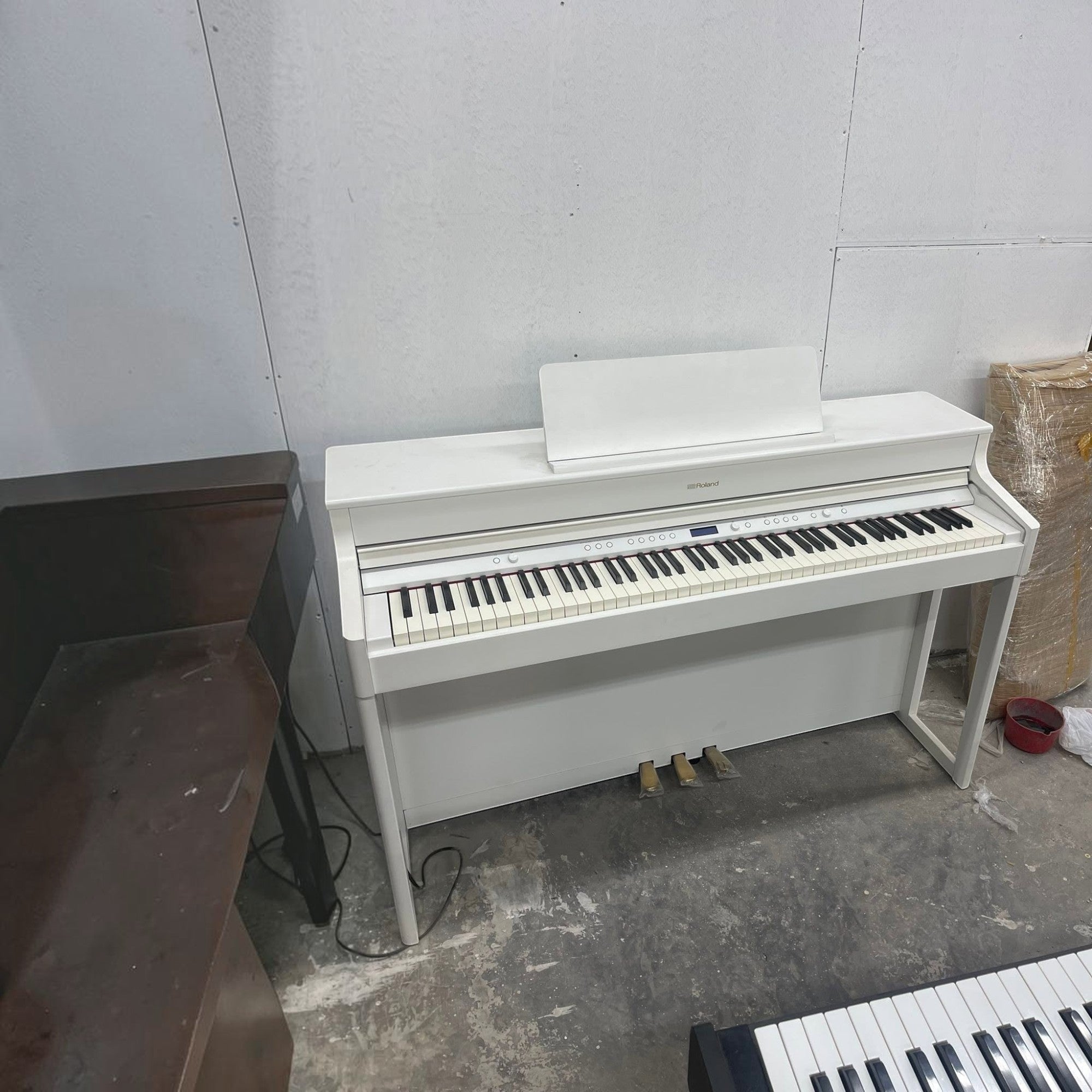 Đàn piano điện Roland HP702 màu trắng thanh lịch tại cửa hàng Tân Nhạc Cụ với thiết kế tủ đứng hiện đại