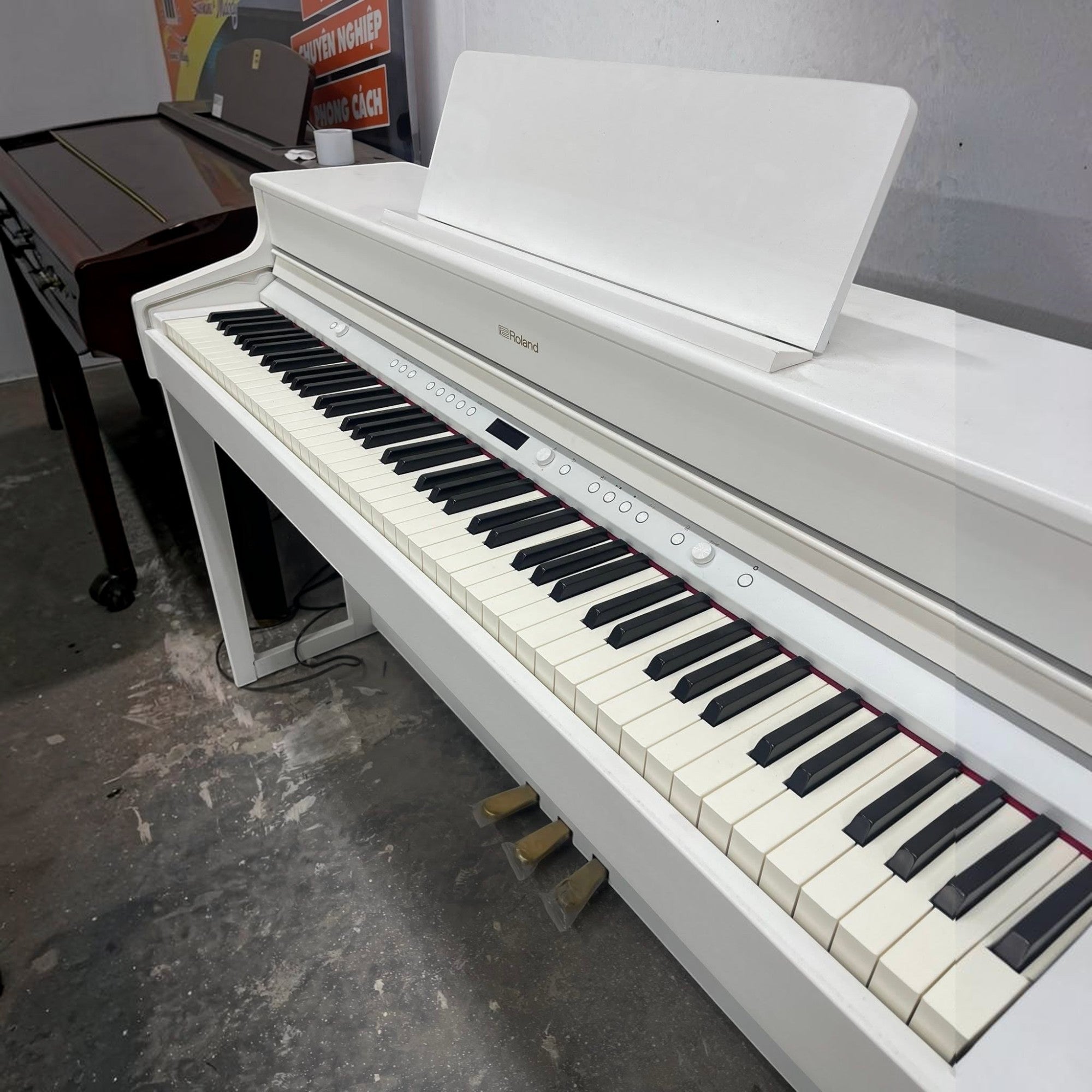 Đàn piano điện Roland HP702 màu trắng tại showroom TÂN NHẠC CỤ, thiết kế tủ đứng hiện đại với bàn phím búa PHA-4.