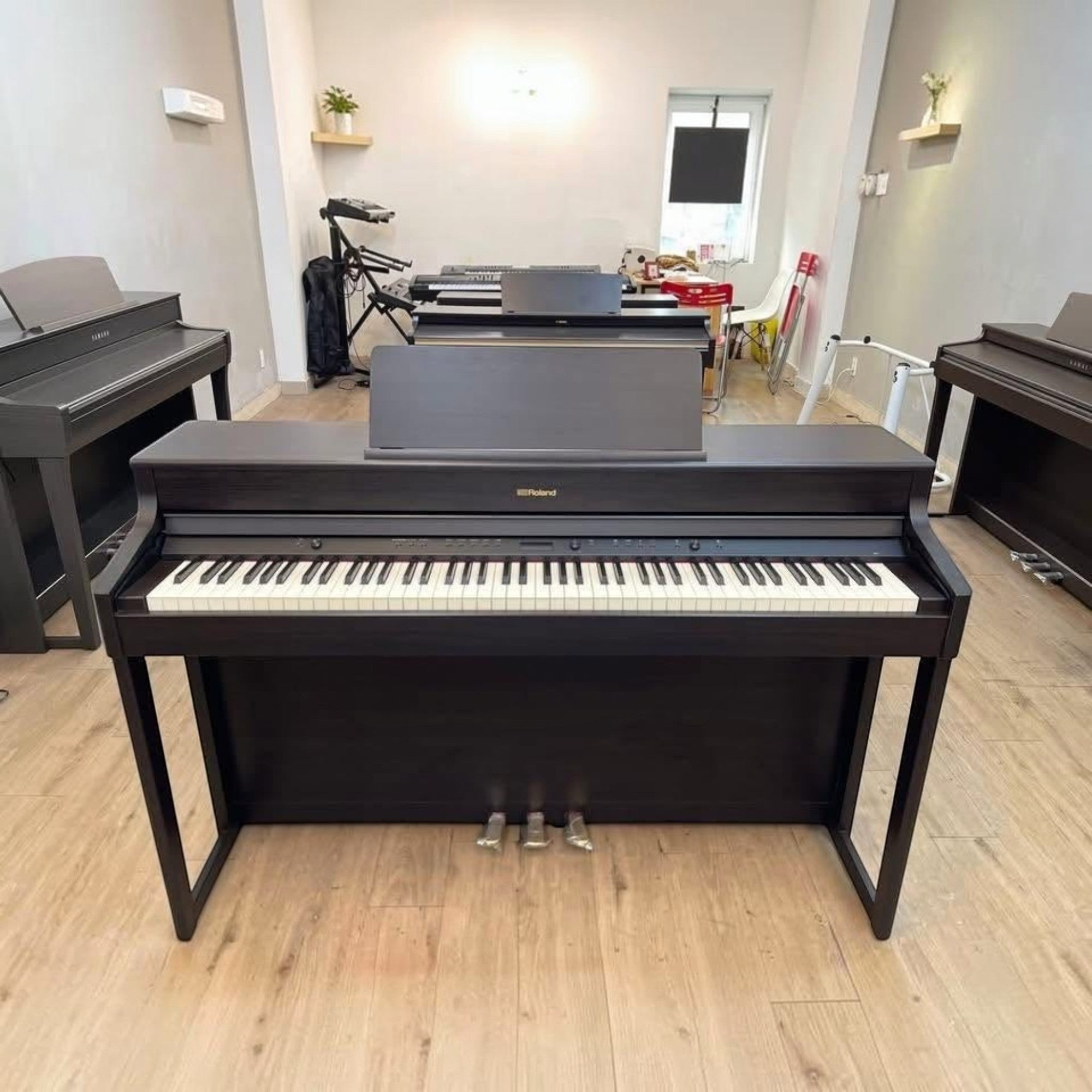 Đàn piano điện Roland HP702 màu than chì tại showroom TÂN NHẠC CỤ, thiết kế tủ đứng sang trọng với 88 phím búa.
