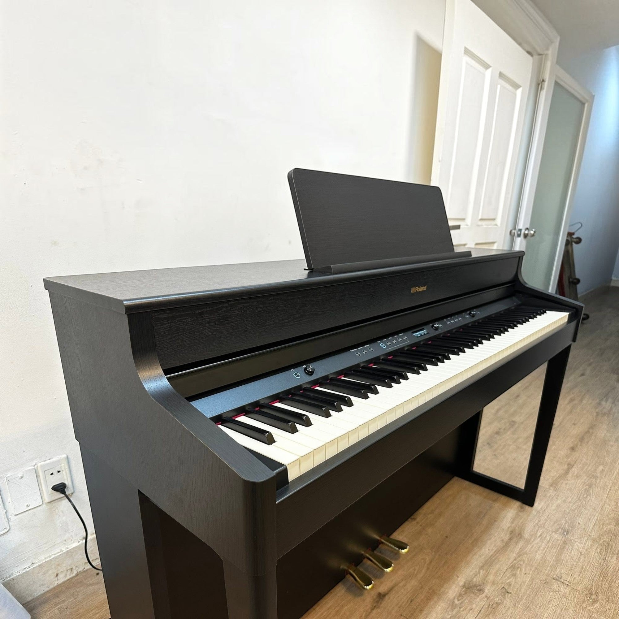 Đàn piano điện Roland HP702 màu than chì tại Tân Nhạc Cụ với thiết kế tủ đứng sang trọng và bàn phím PHA-4