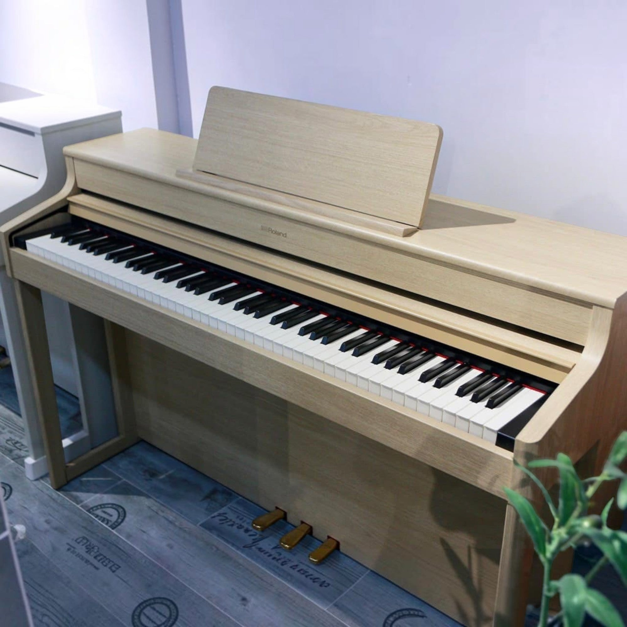 Đàn piano điện Roland HP702 màu gỗ sồi sáng tại Tân Nhạc Cụ với thiết kế tủ đứng thanh lịch và bàn phím PHA-4