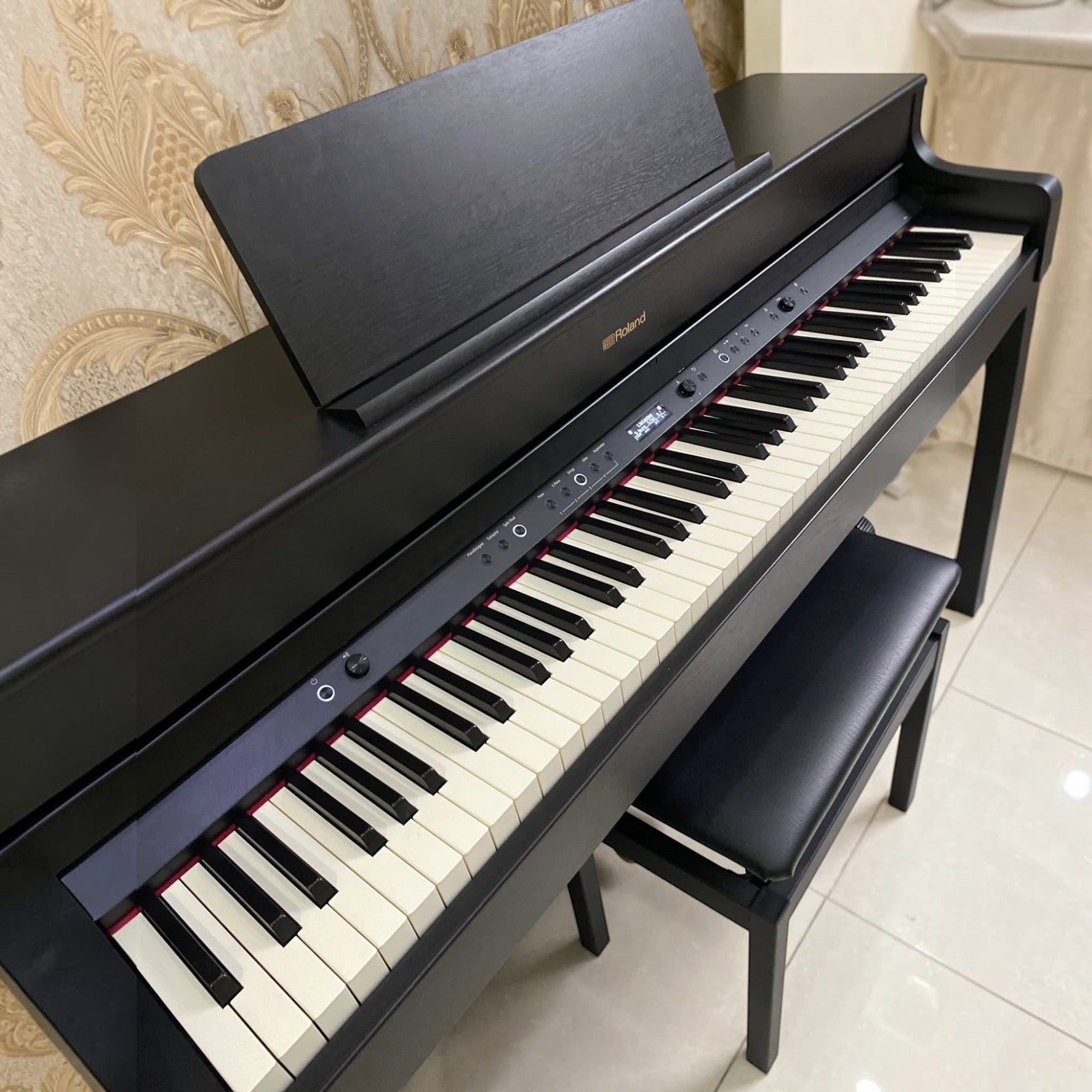 Đàn piano điện Roland HP702 màu than chì sang trọng tại Tân Nhạc Cụ với thiết kế tủ đứng hiện đại và bàn phím PHA-4.
