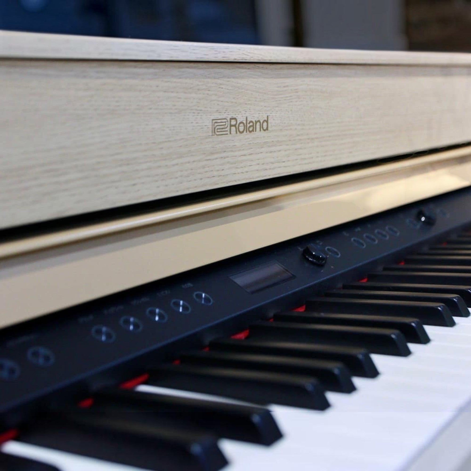 Đàn piano điện Roland HP702 màu gỗ sồi sáng tại Tân Nhạc Cụ với bàn phím PHA-4 và bảng điều khiển hiện đại