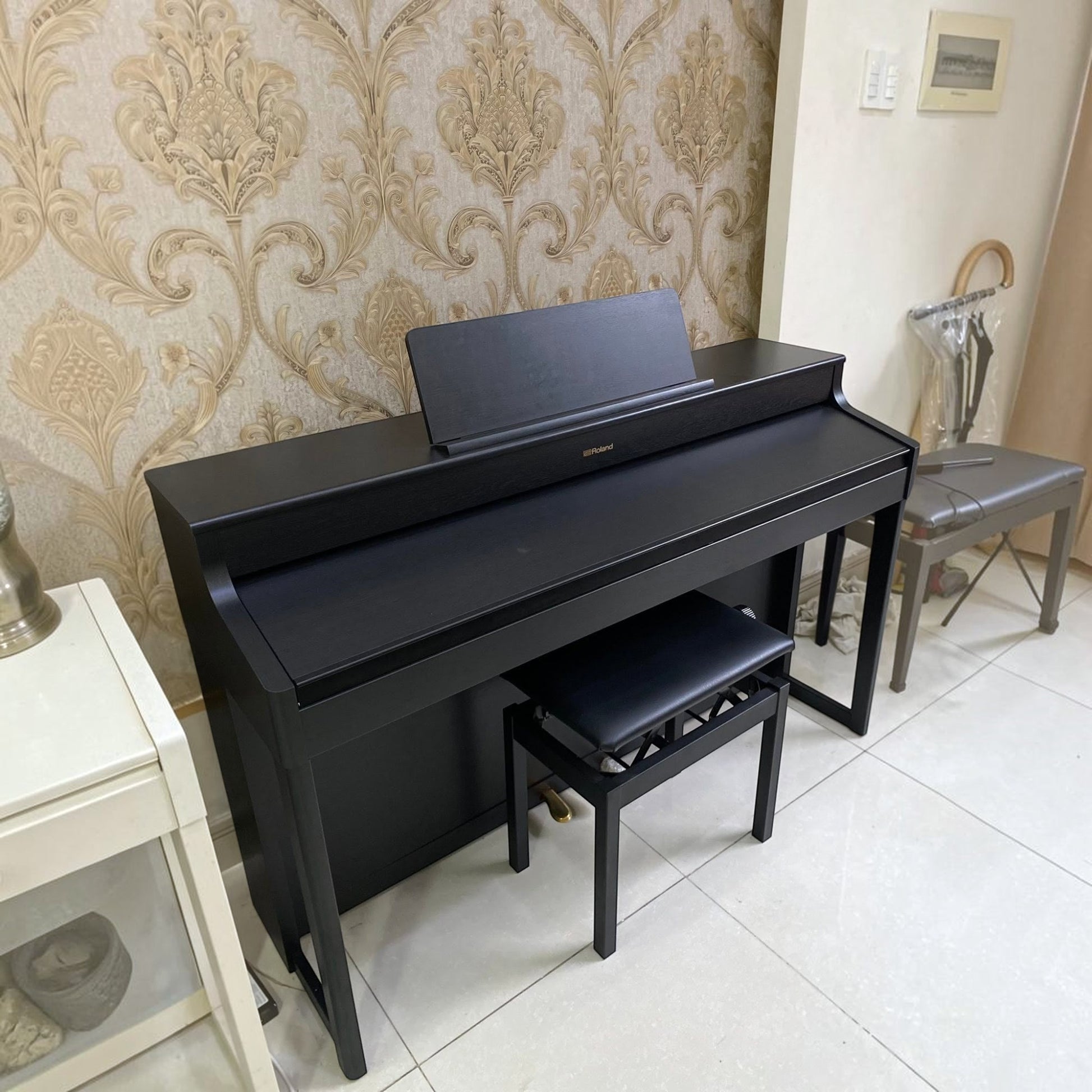 Đàn piano điện Roland HP702 màu than chì sang trọng tại Tân Nhạc Cụ với thiết kế tủ đứng gọn gàng và ghế đàn đi kèm