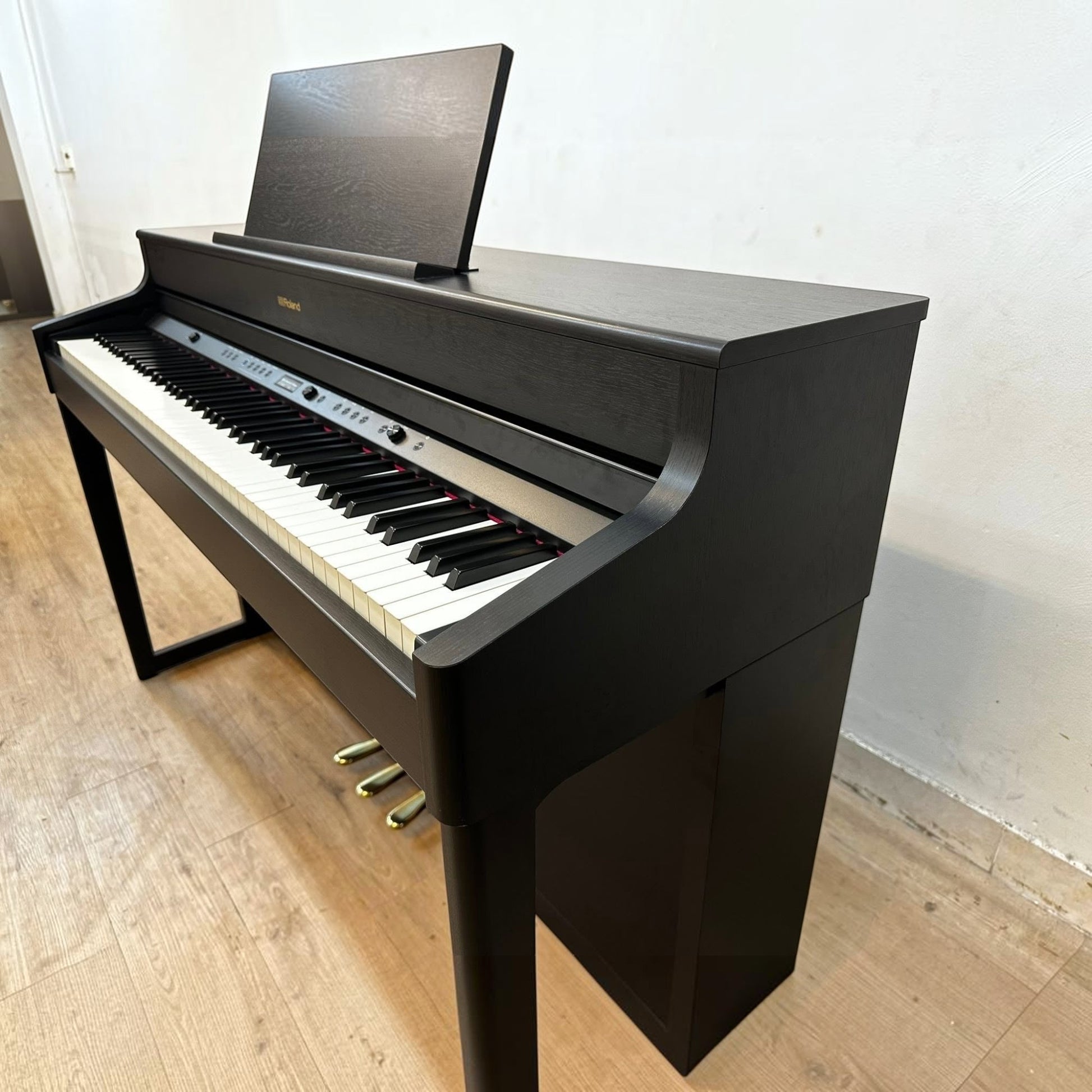 Đàn piano điện Roland HP702 màu than chì sang trọng tại Tân Nhạc Cụ với thiết kế tủ đứng hiện đại và bàn phím PHA-4