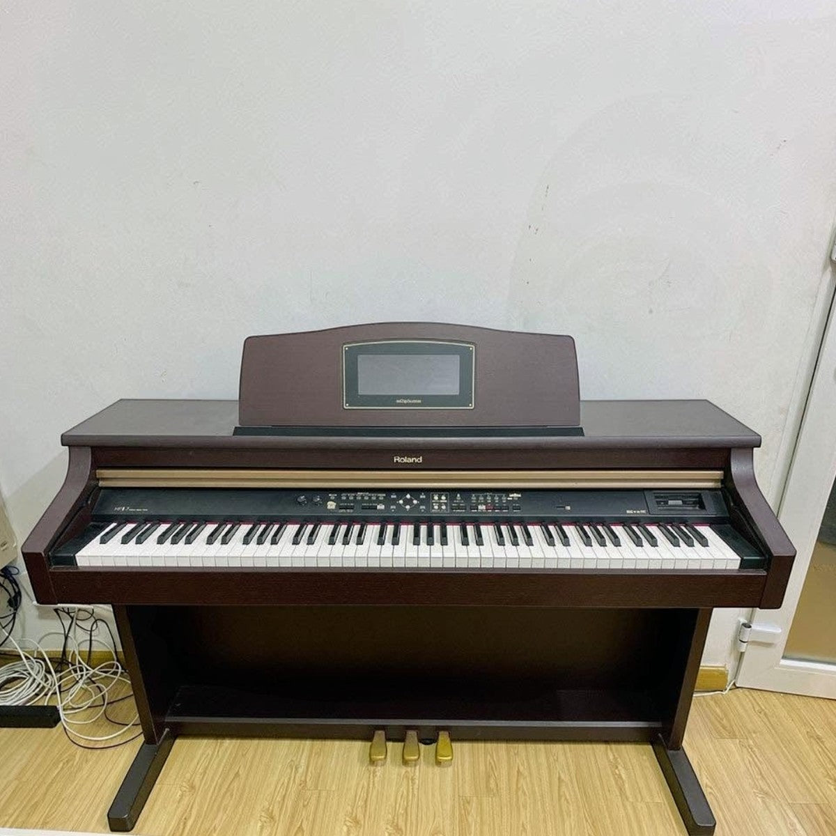 Đàn piano điện Roland HPi-7F màu nâu gỗ tại TÂN NHẠC CỤ với màn hình DigiScore học tập tích hợp trên giá nhạc