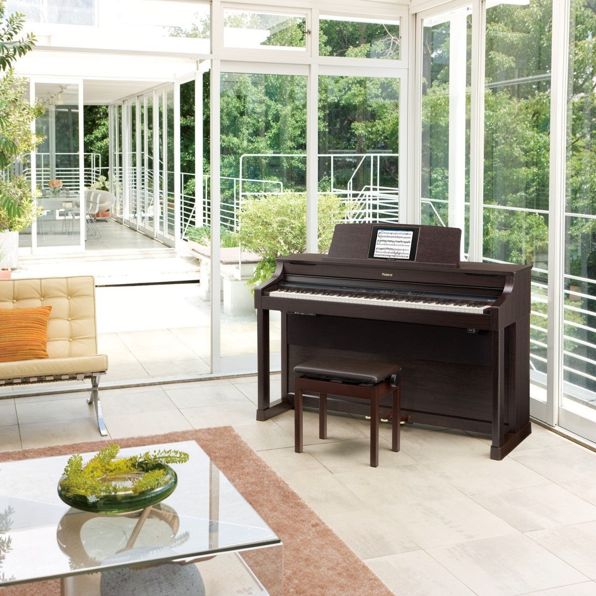 Đàn piano điện Roland HPi-7F màu nâu gỗ sang trọng với màn hình DigiScore, đặt tại phòng khách của TÂN NHẠC CỤ.