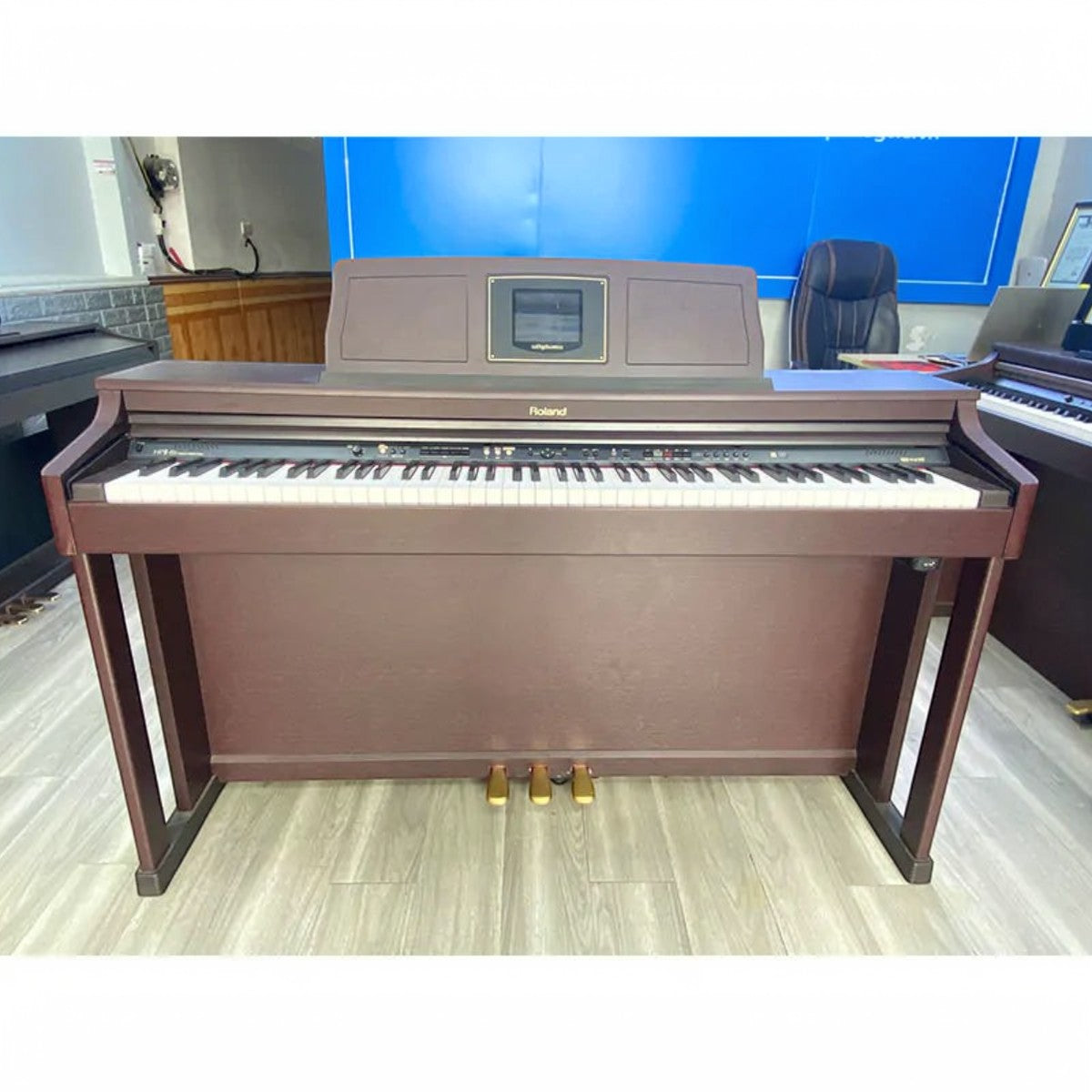 Đàn piano điện Roland HPi6S màu nâu gỗ với màn hình DigiScore tương tác tại Tân Nhạc Cụ