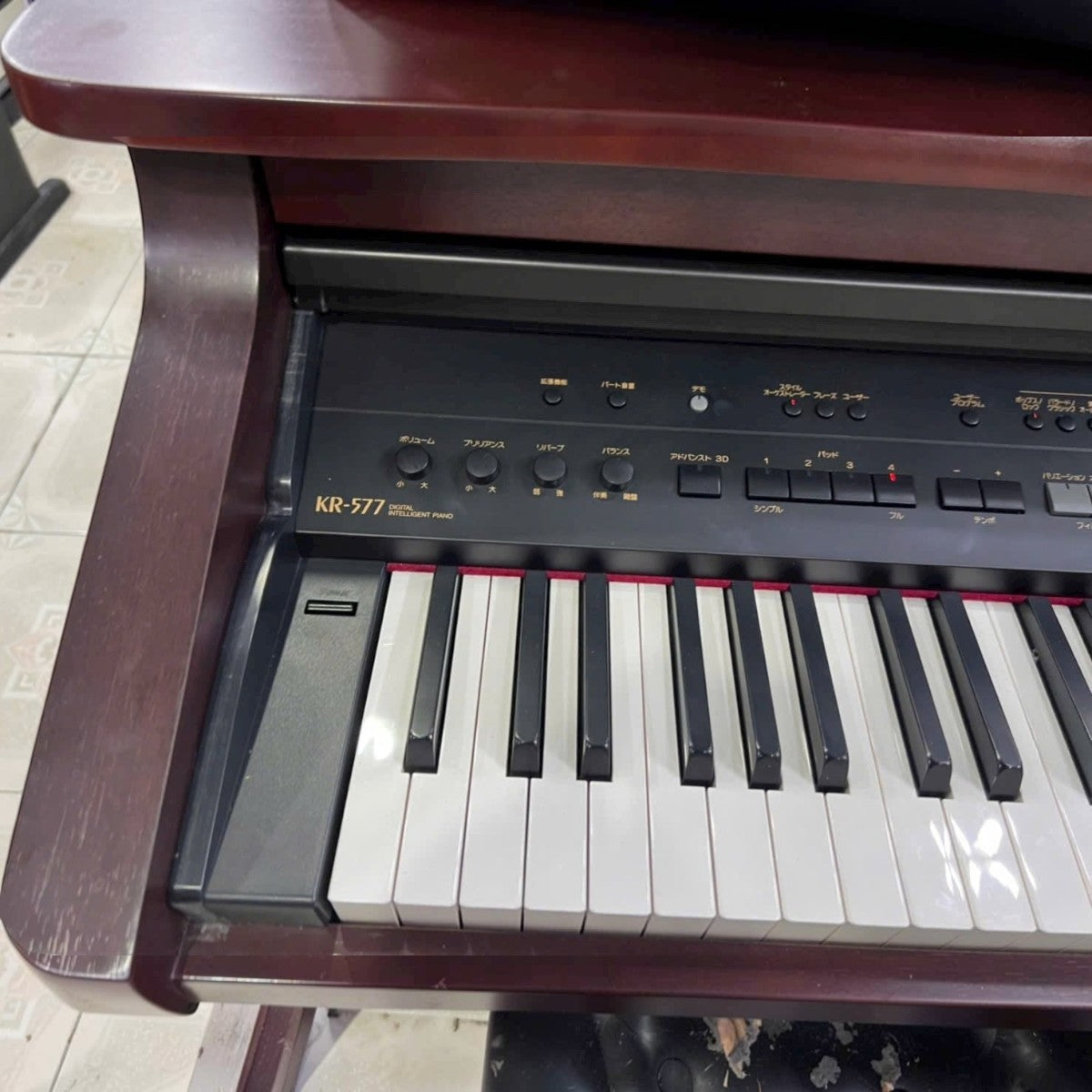 Đàn piano điện TÂN NHẠC CỤ Roland KR-577 màu gỗ với bảng điều khiển và bàn phím búa PHA chi tiết