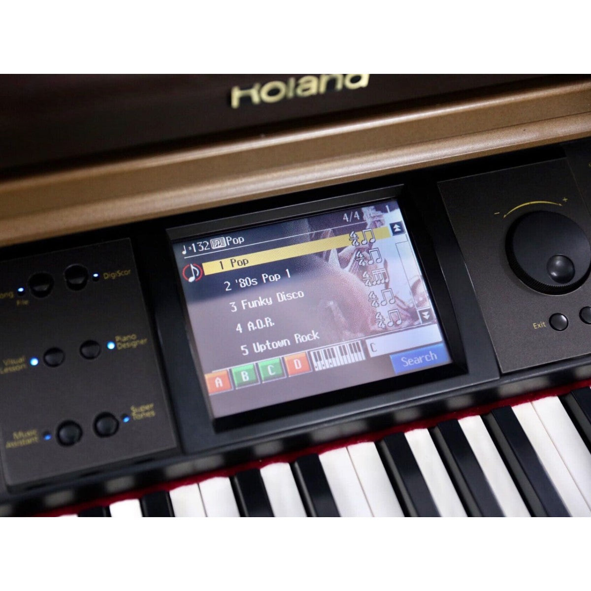 Màn hình màu cảm ứng hiển thị danh sách điệu nhạc trên đàn piano điện Roland KR107 tại TÂN NHẠC CỤ
