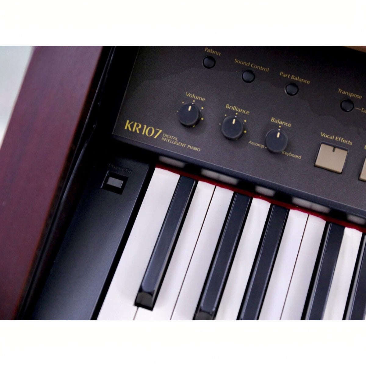 Bảng điều khiển và bàn phím đàn piano điện Roland KR107 tại Tân Nhạc Cụ với các núm xoay chỉnh âm thanh