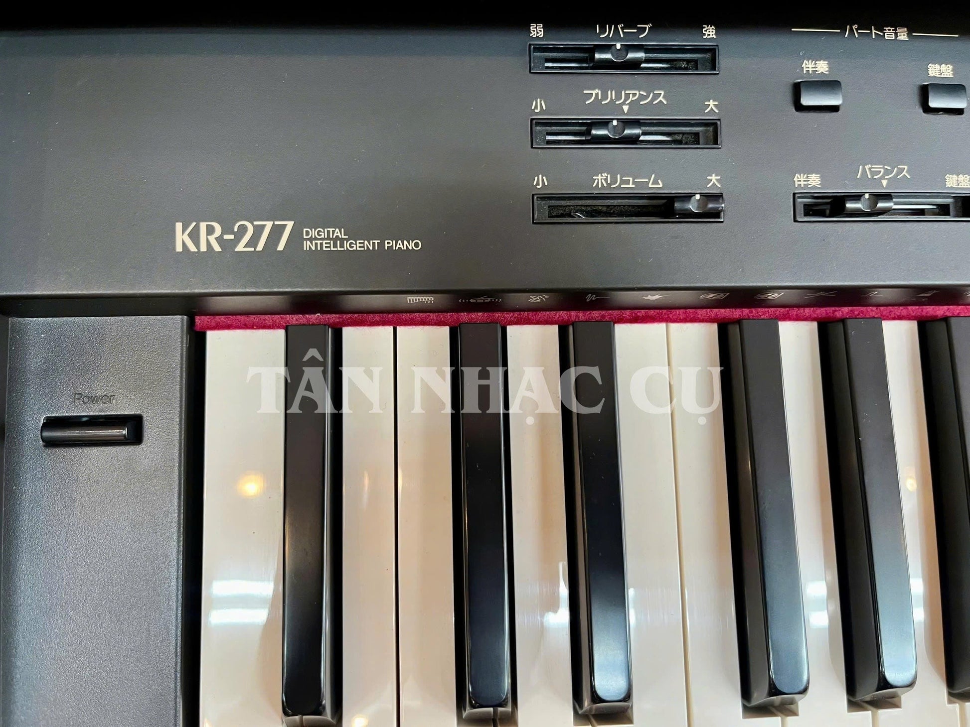 Bảng điều khiển và bàn phím đàn piano điện Roland KR277 tại TÂN NHẠC CỤ với các nút chỉnh âm lượng và hiệu ứng