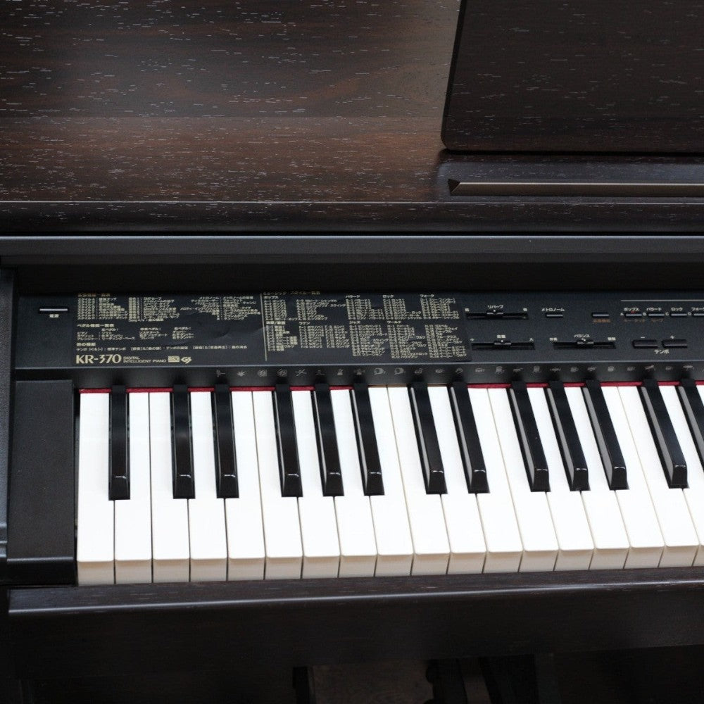 Bàn phím đàn piano điện TÂN NHẠC CỤ Roland KR370 màu nâu gỗ với bảng điều khiển tính năng thông minh phía trên