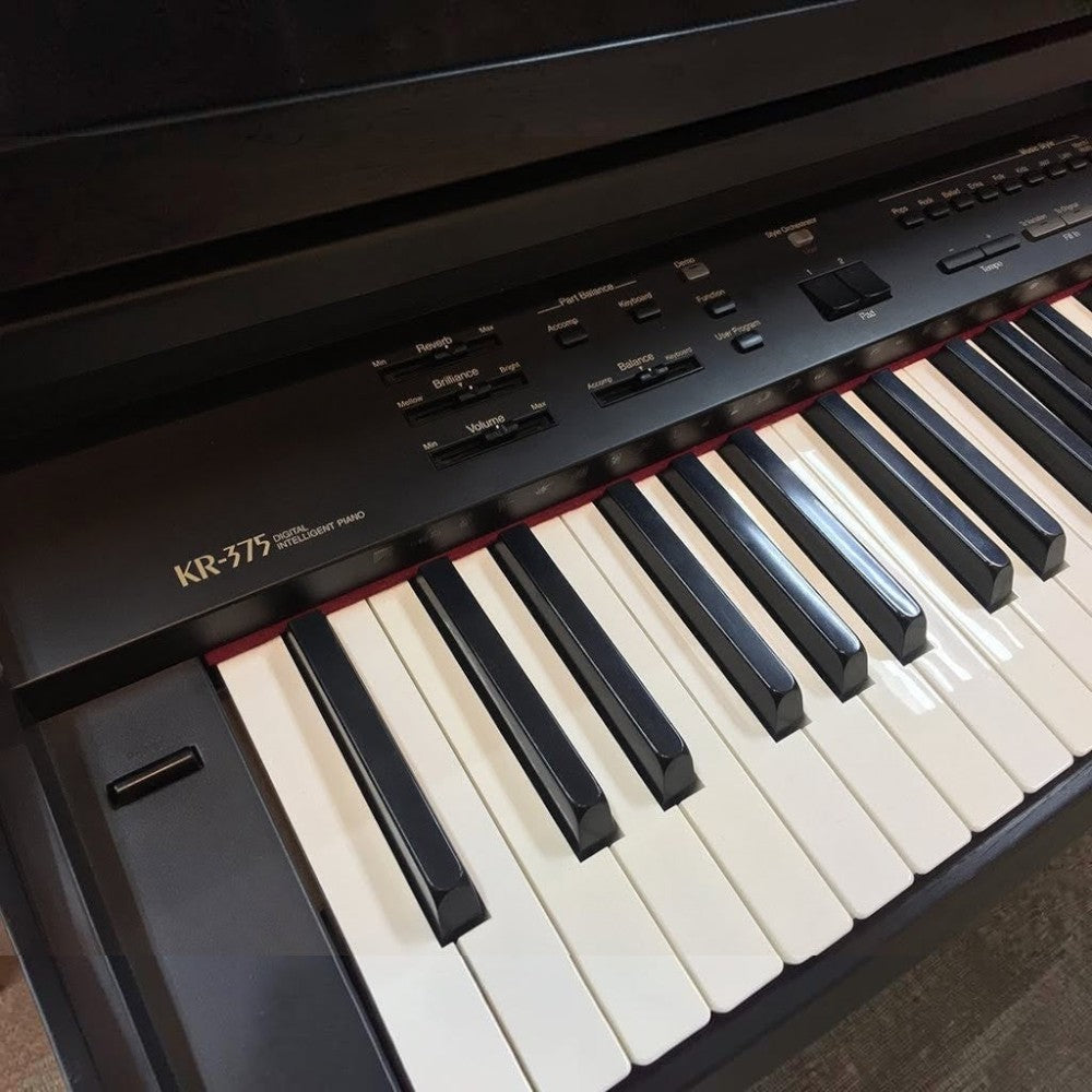 Đàn piano điện TÂN NHẠC CỤ Roland KR375 màu đen với bảng điều khiển chi tiết và bàn phím 88 phím búa