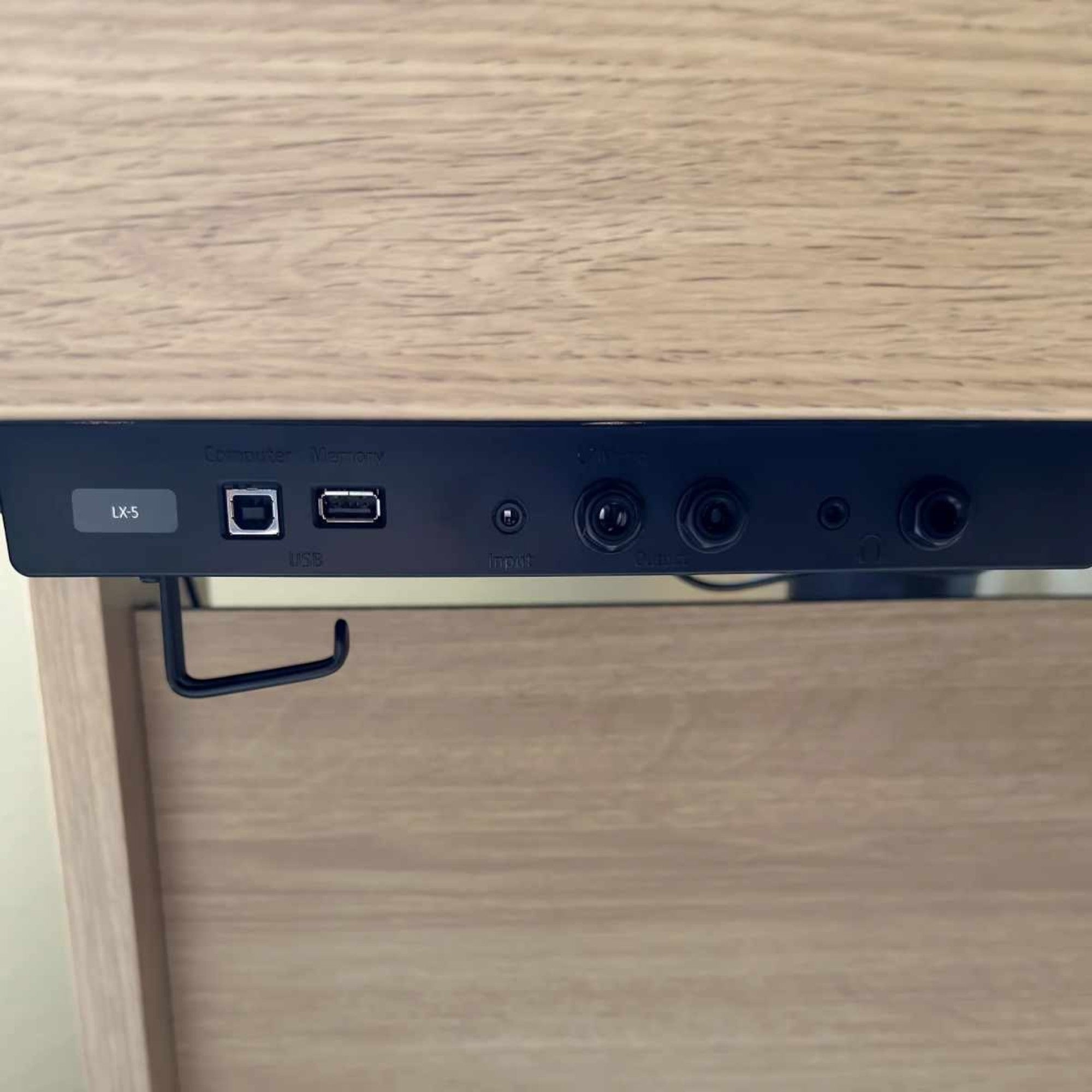 Cổng kết nối phía dưới đàn piano điện TÂN NHẠC CỤ Roland LX-5 bao gồm USB, cổng input và giắc cắm tai nghe