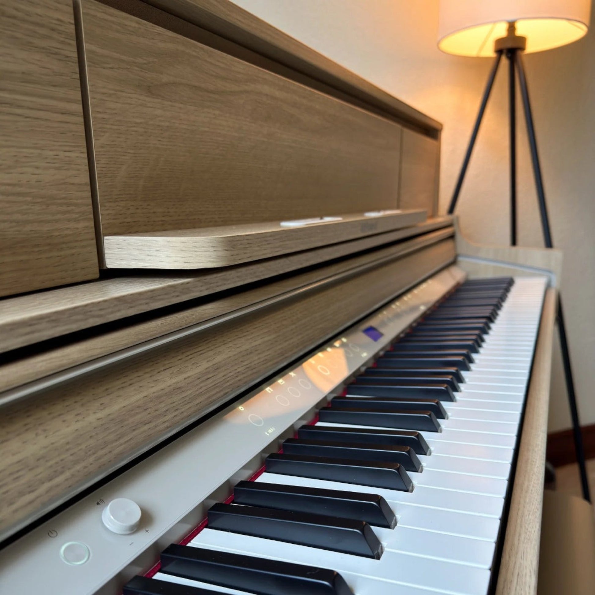 Đàn piano điện TÂN NHẠC CỤ Roland LX-5 màu gỗ sồi sáng với bàn phím lai gỗ PHA-50 cao cấp và thiết kế tủ sang trọng
