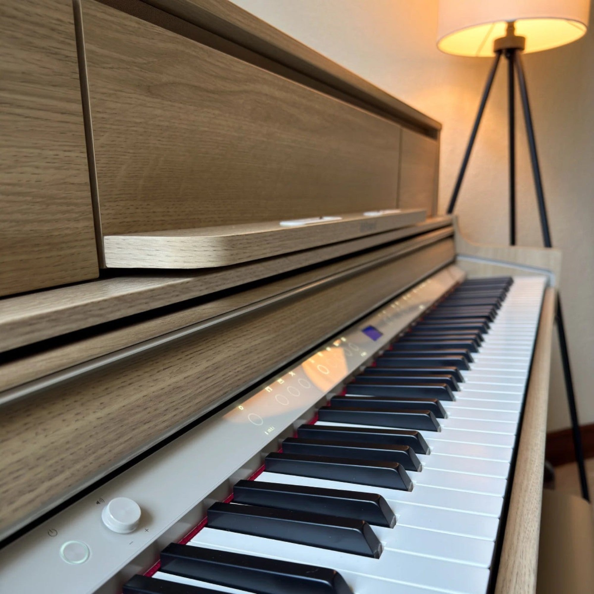 Đàn piano điện TÂN NHẠC CỤ Roland LX-5 màu gỗ sồi sáng với bàn phím lai gỗ PHA-50 cao cấp và thiết kế tủ sang trọng