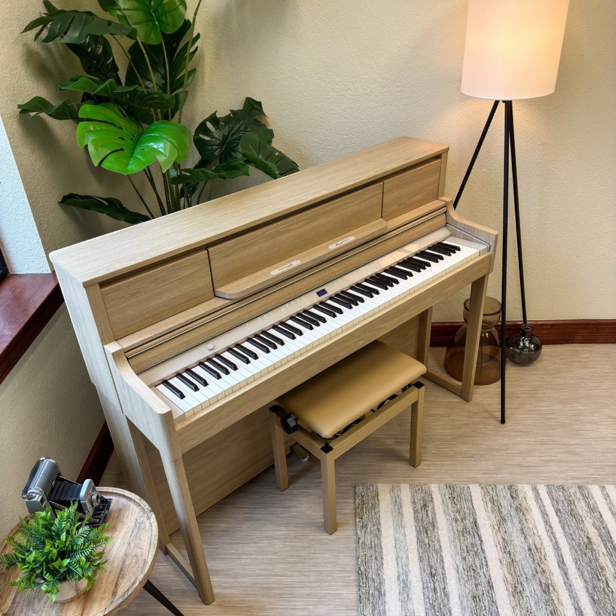 Đàn piano điện TÂN NHẠC CỤ Roland LX-5 màu gỗ sồi sáng với thiết kế tủ đứng sang trọng và bàn phím lai gỗ PHA-50