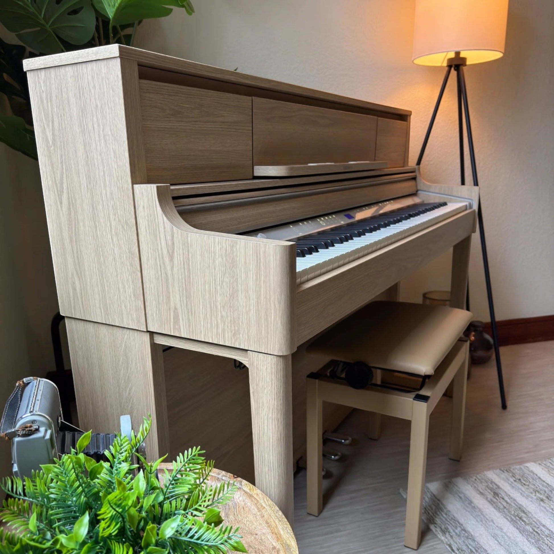 Đàn piano điện TÂN NHẠC CỤ Roland LX-5 màu gỗ sồi sáng với thiết kế tủ đứng sang trọng và bàn phím PHA-50 cao cấp.