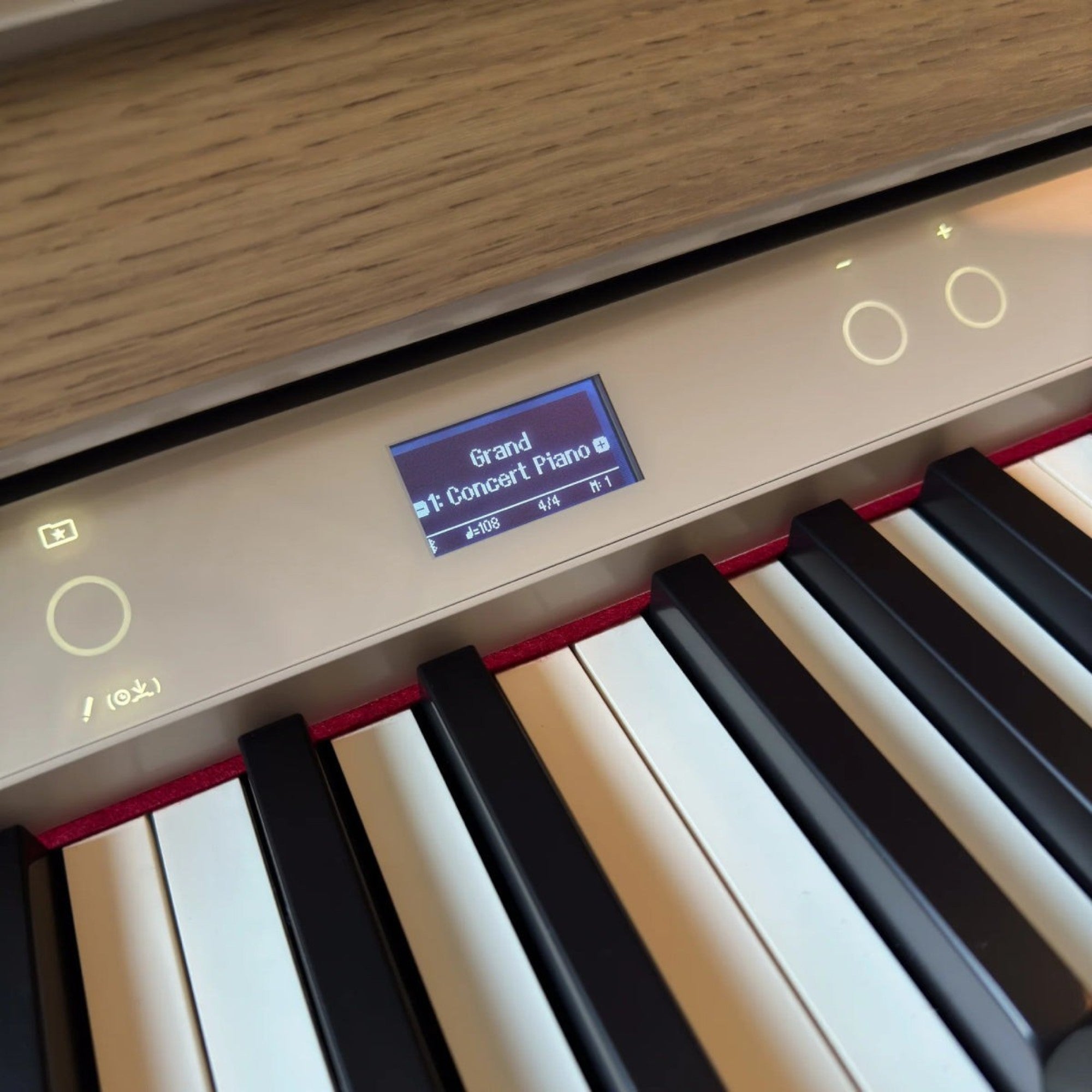 Bảng điều khiển và màn hình LCD của đàn piano điện TÂN NHẠC CỤ Roland LX-5 với phím đàn PHA-50 và vân gỗ sáng
