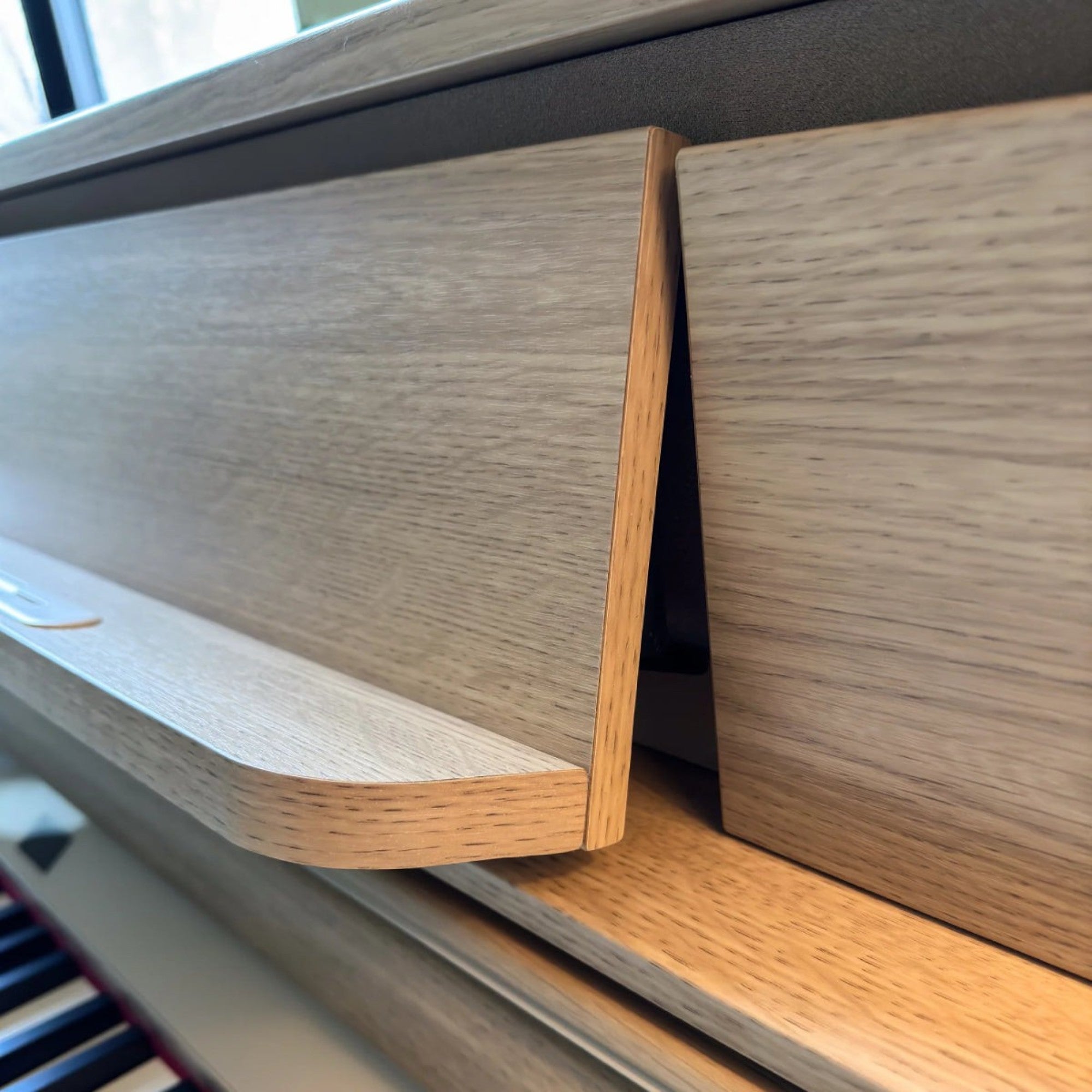 Cận cảnh vân gỗ sồi sáng sang trọng trên đàn piano điện TÂN NHẠC CỤ Roland LX-5